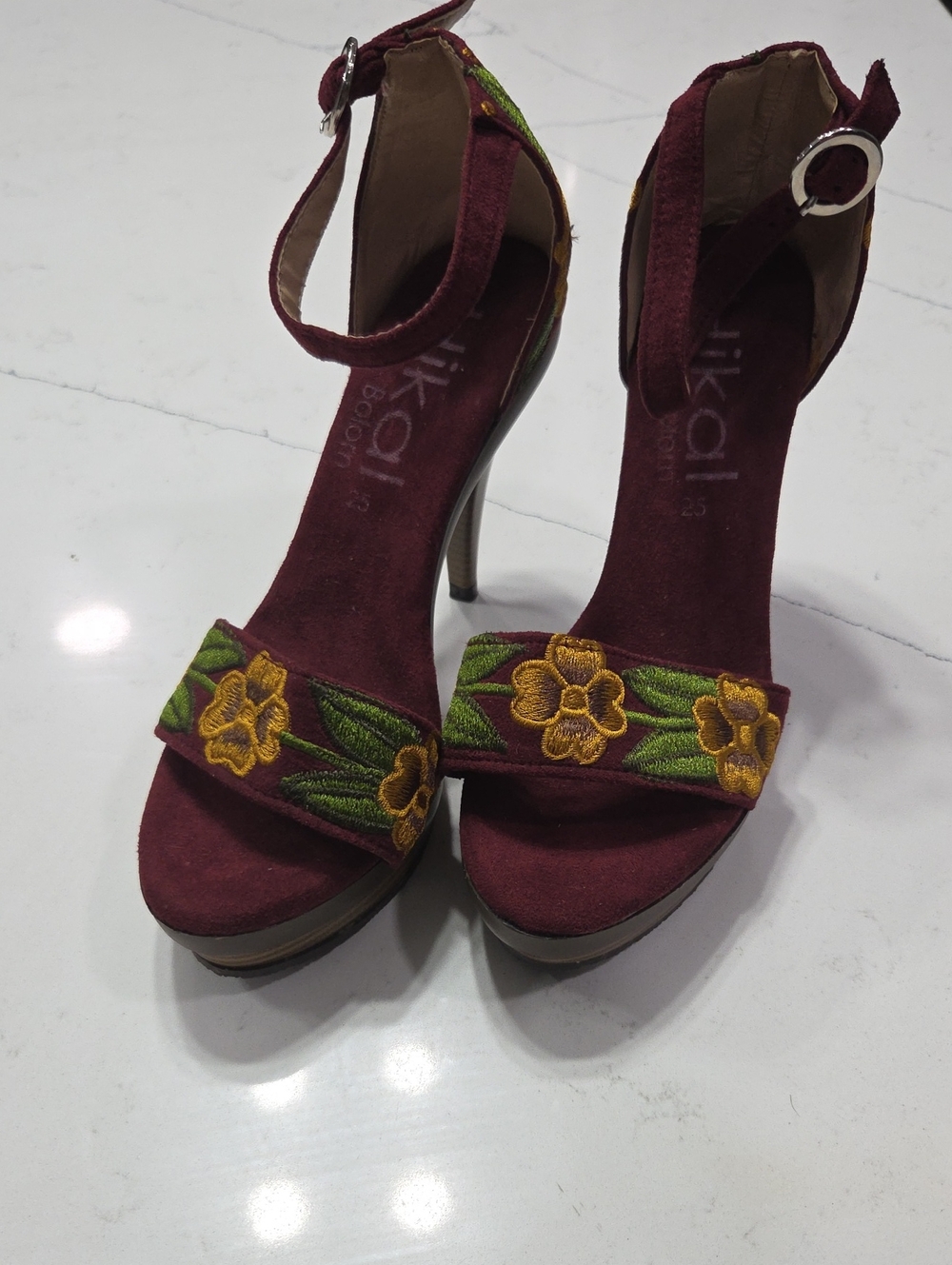 Burgundy Suede Floral Embroidered Ankle-Strap Heels Sz8 New Without Tag!